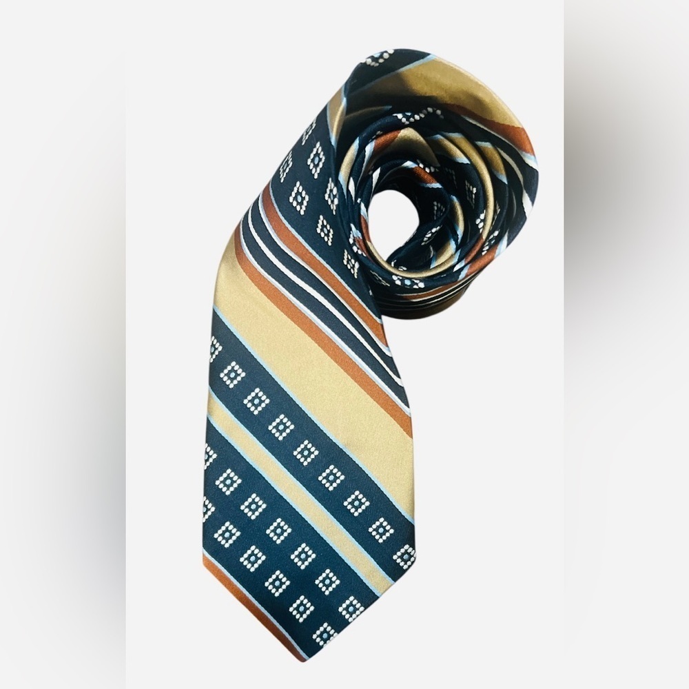 Elegant Striped Tie in Navy and Gold